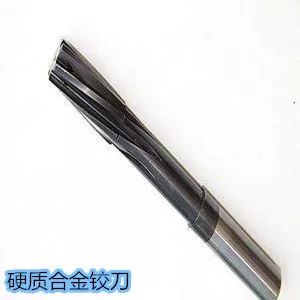 珩鉸刀外觀結(jié)構(gòu)與常用的硬質(zhì)合金鉸刀相似,但有幾點重要區(qū)別:(1)珩